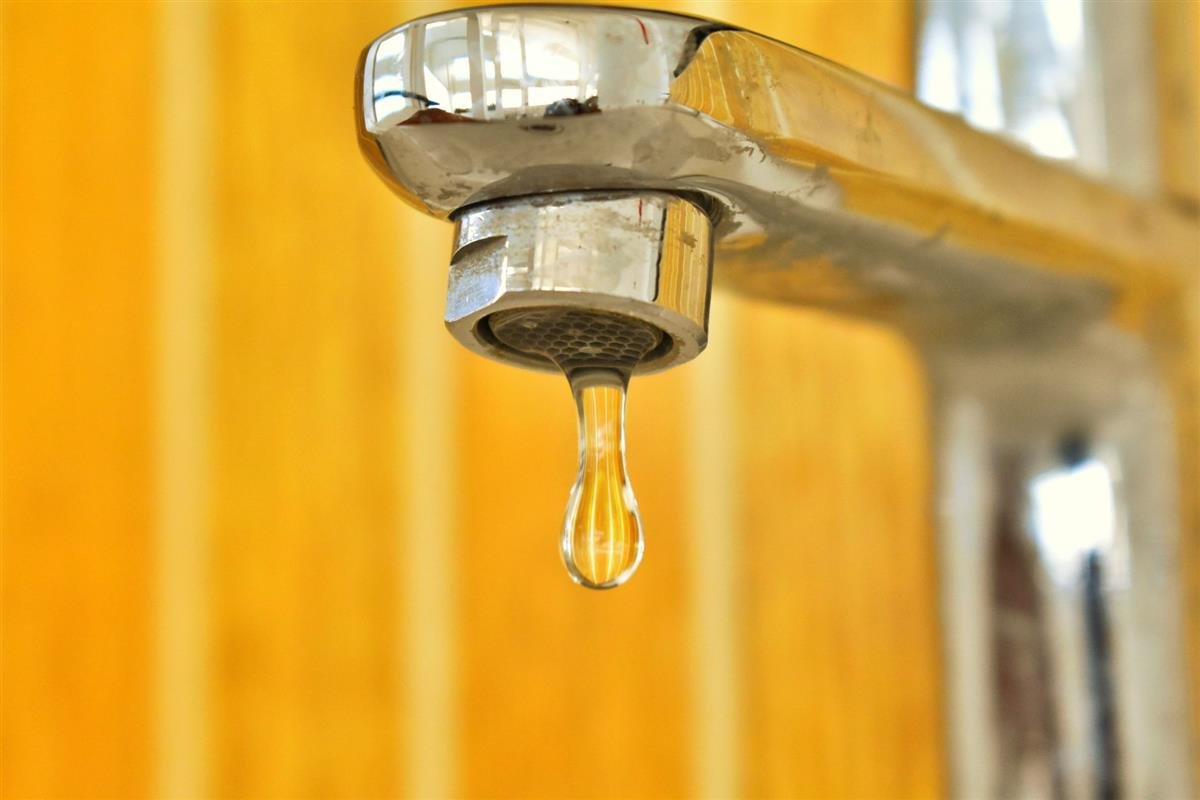 Gota de agua cayendo de una llave