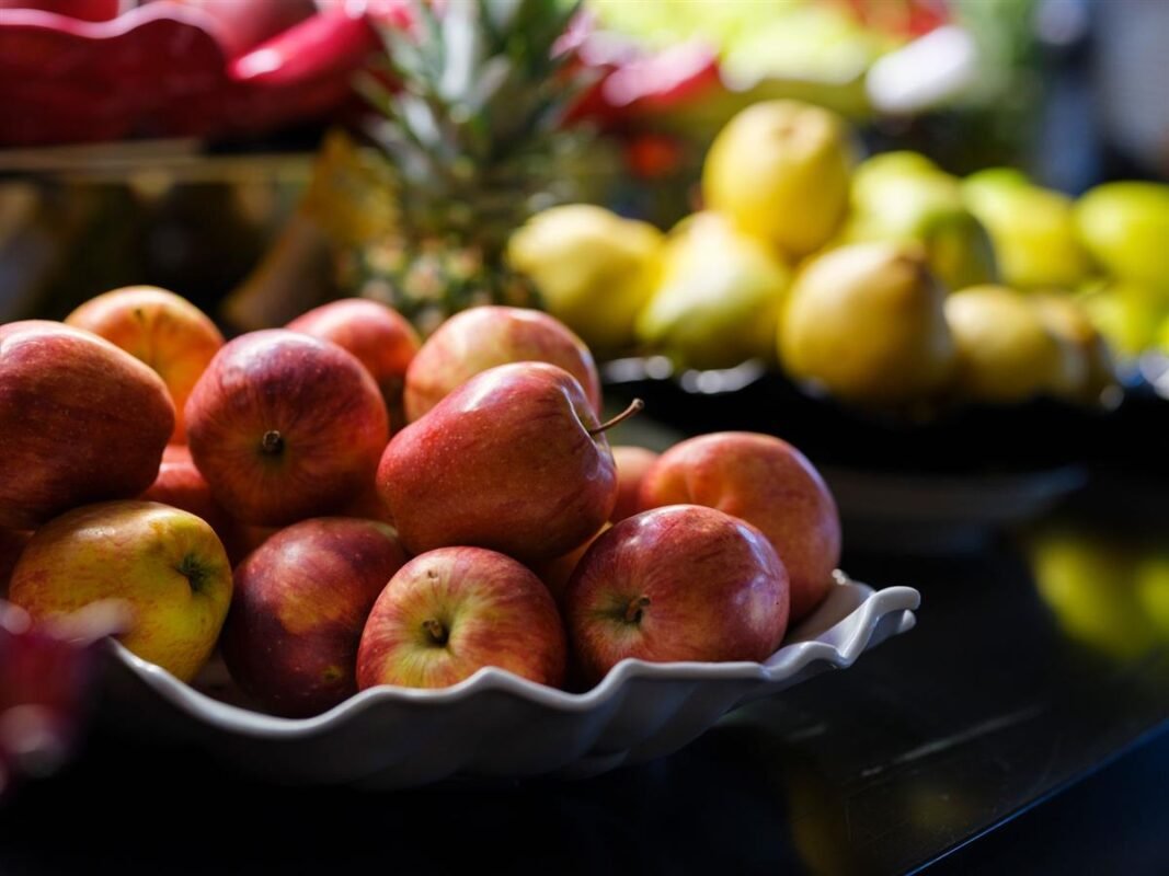Frutero con fruta madura en la cocina