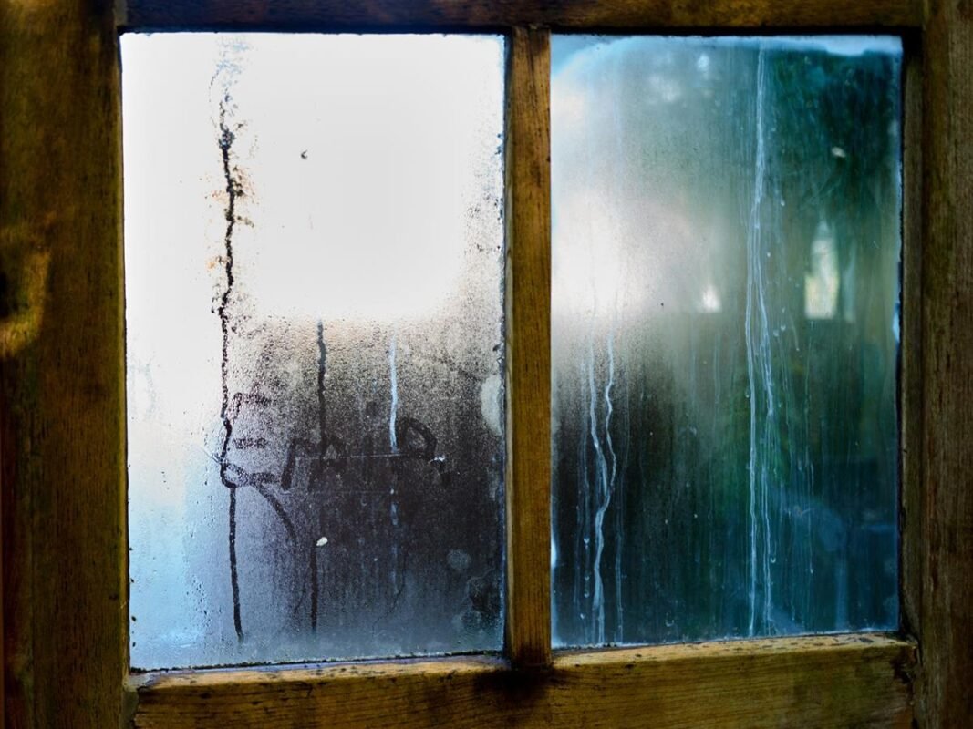 Condensación en el cristal de una ventana