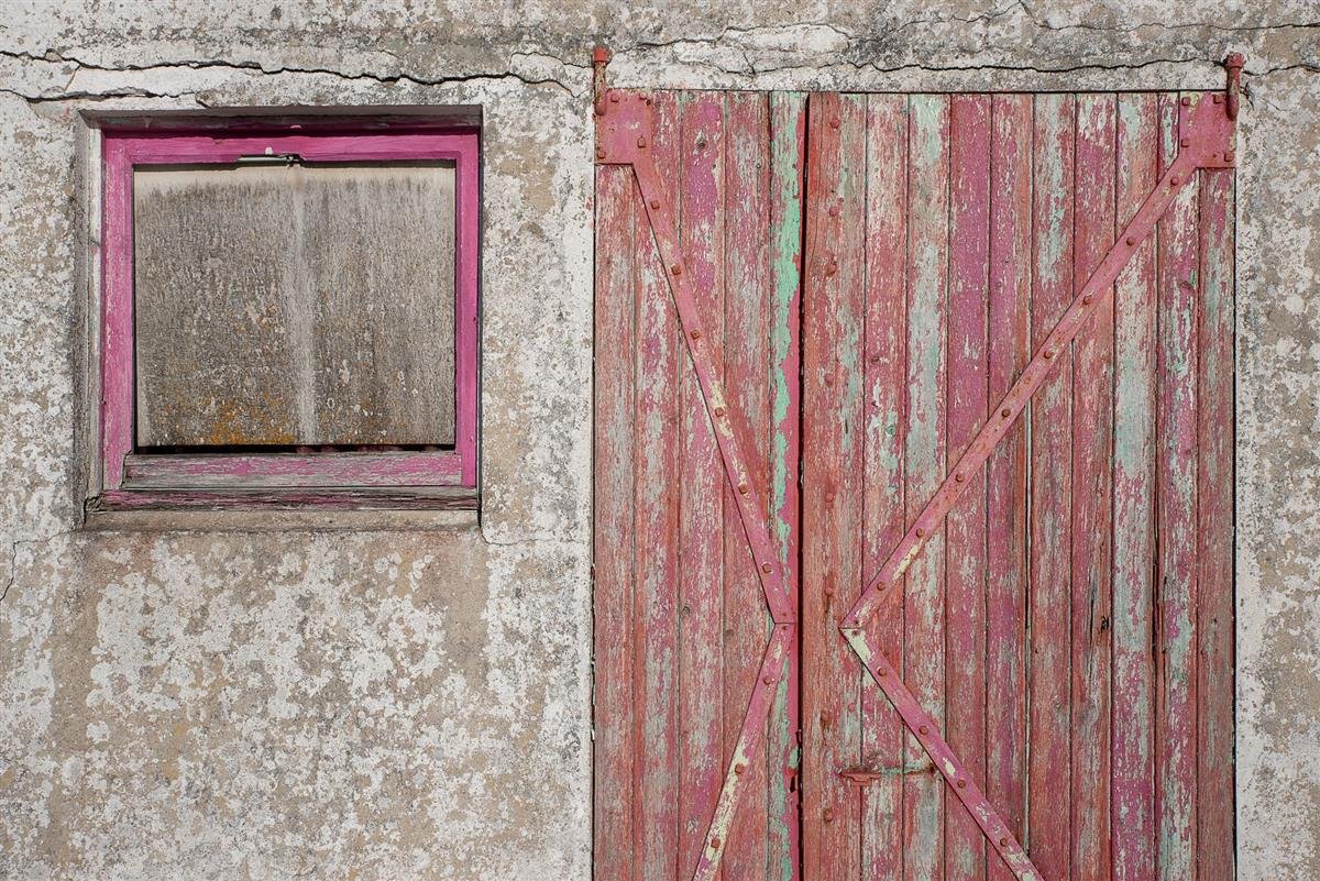 Puerta y ventana con marco de madera