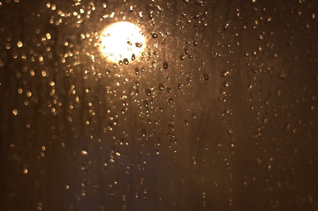 Condensación y gotas de agua en el cristal de una ventana