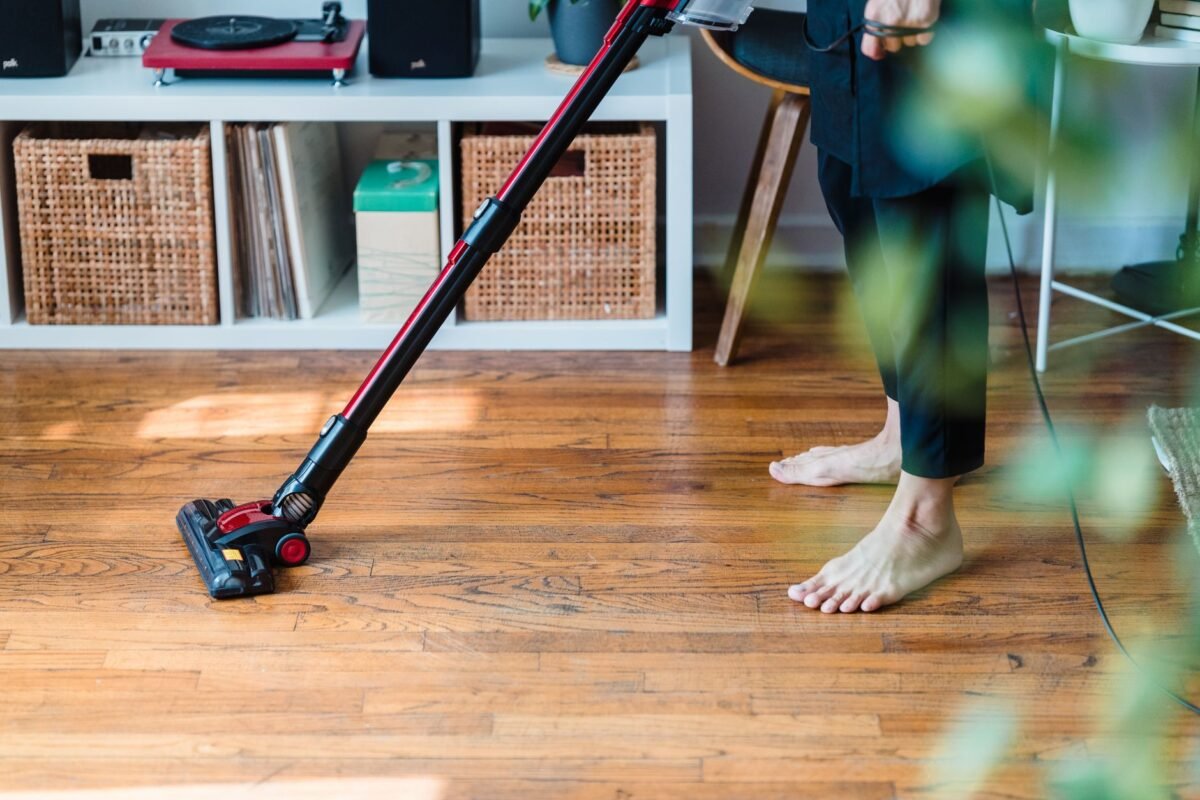 Limpieza de un piso de madera