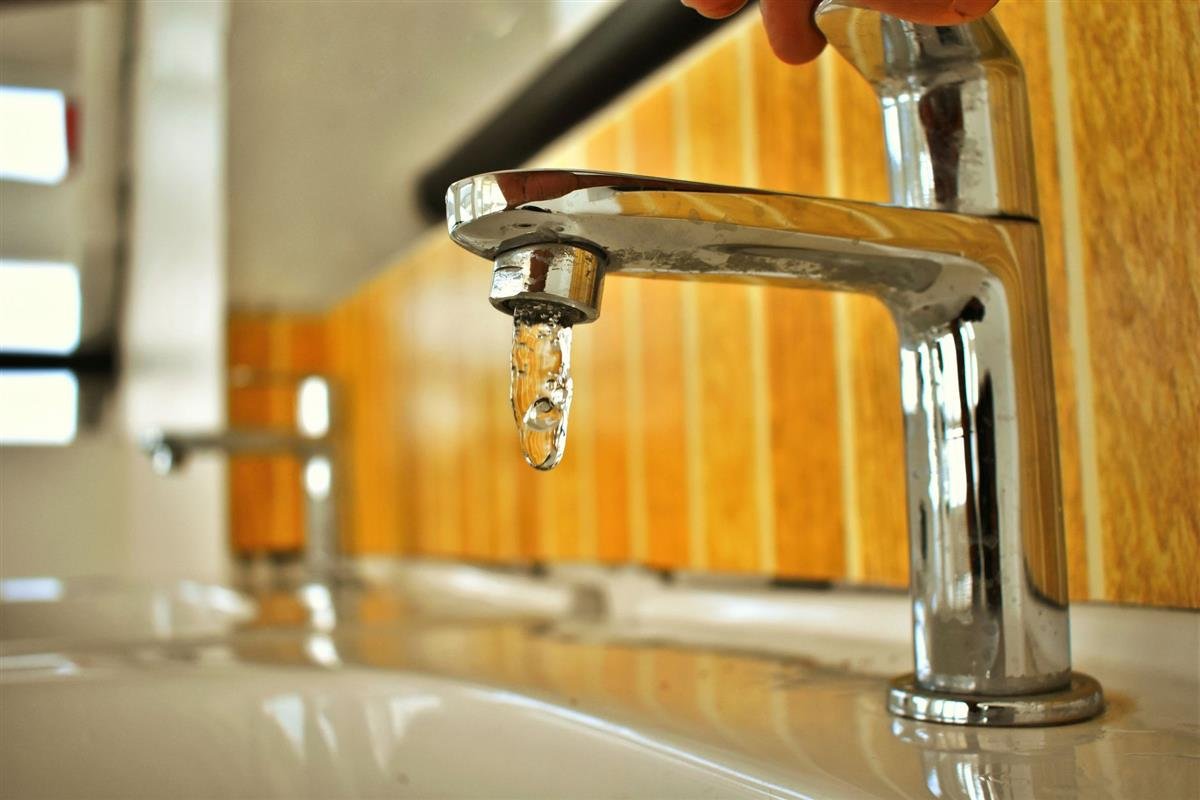 Agua saliendo de una llave de lavabo