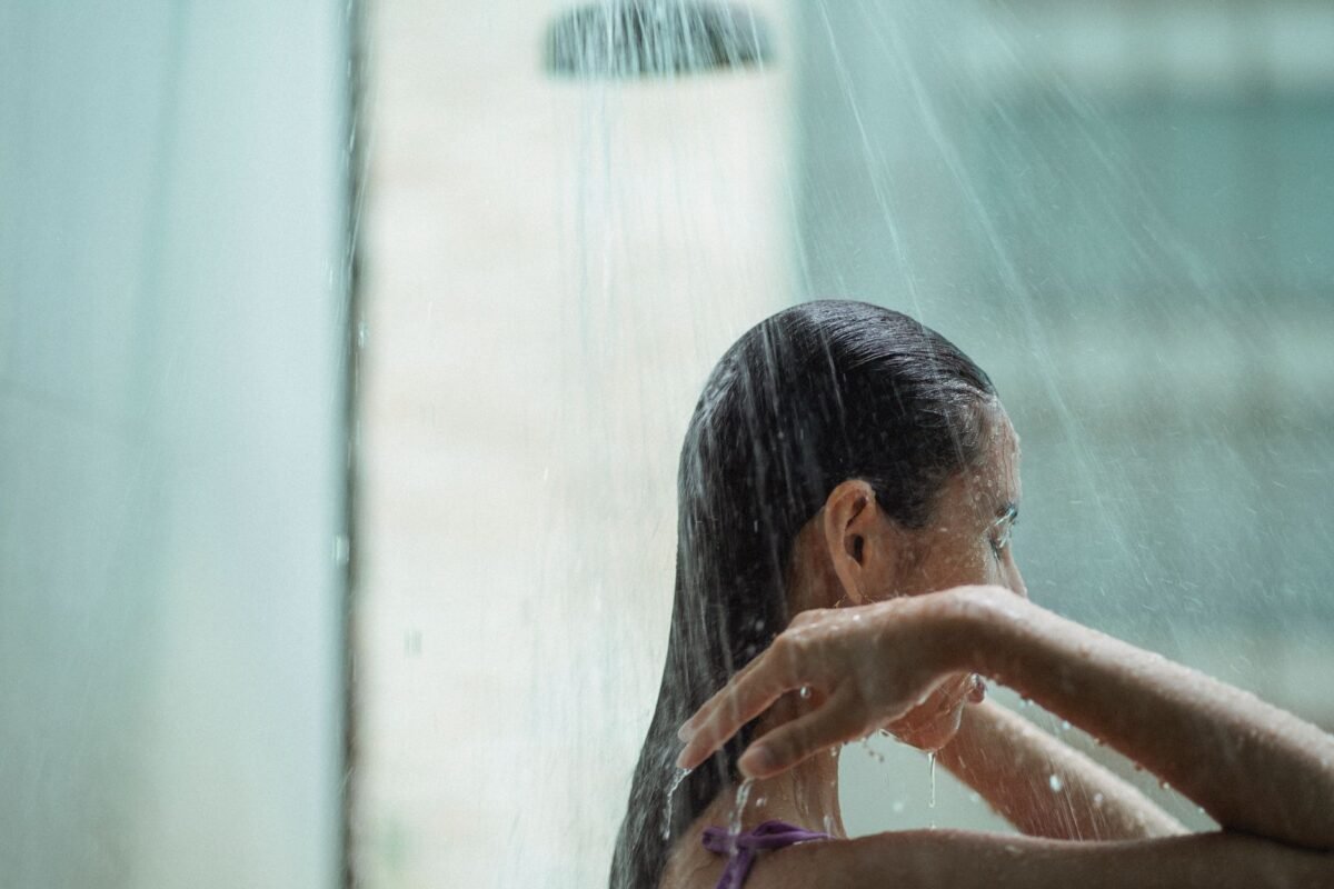 Regadera de ducha con el agua abierta