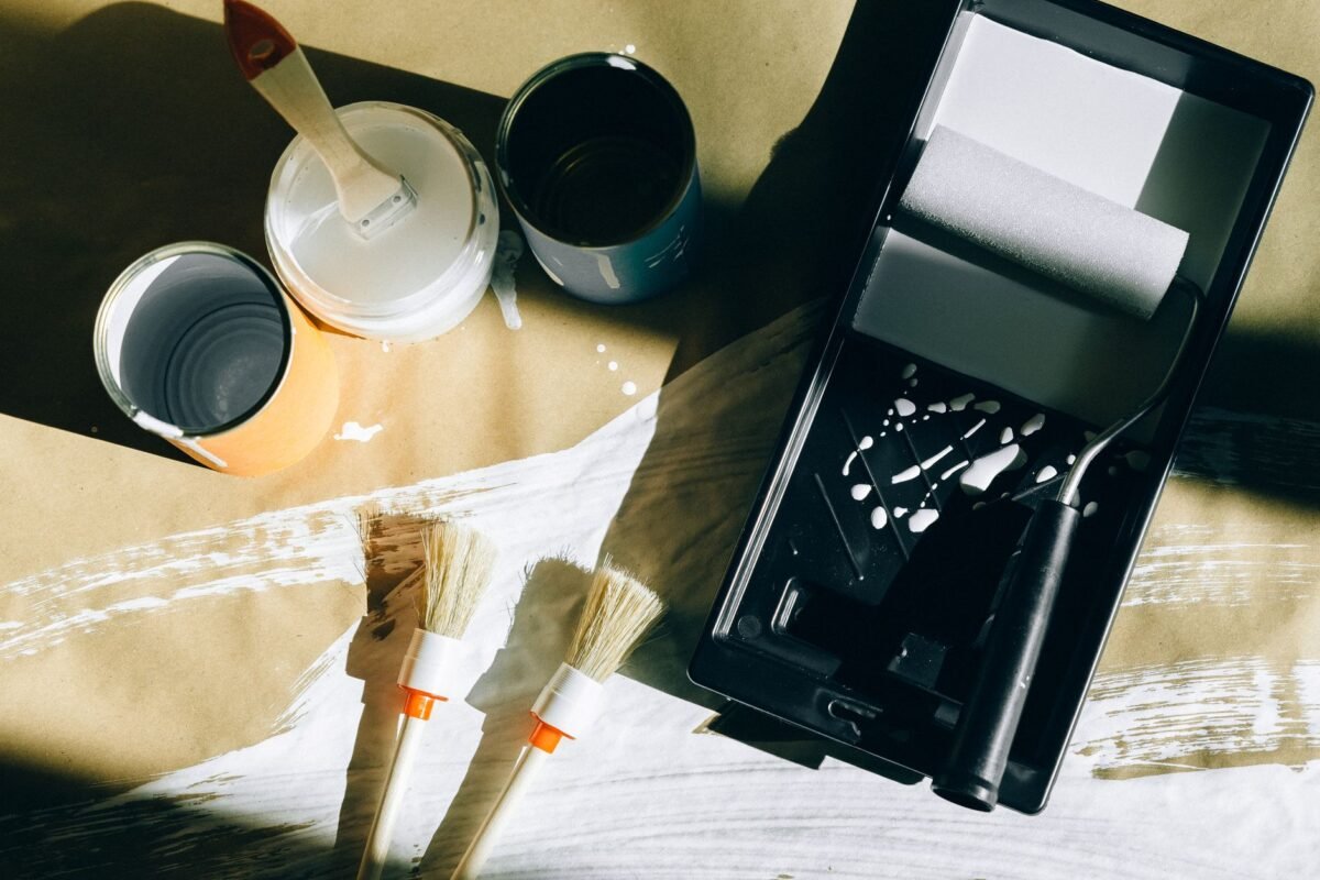 Botes de pintura y utensilios listos para el trabajo