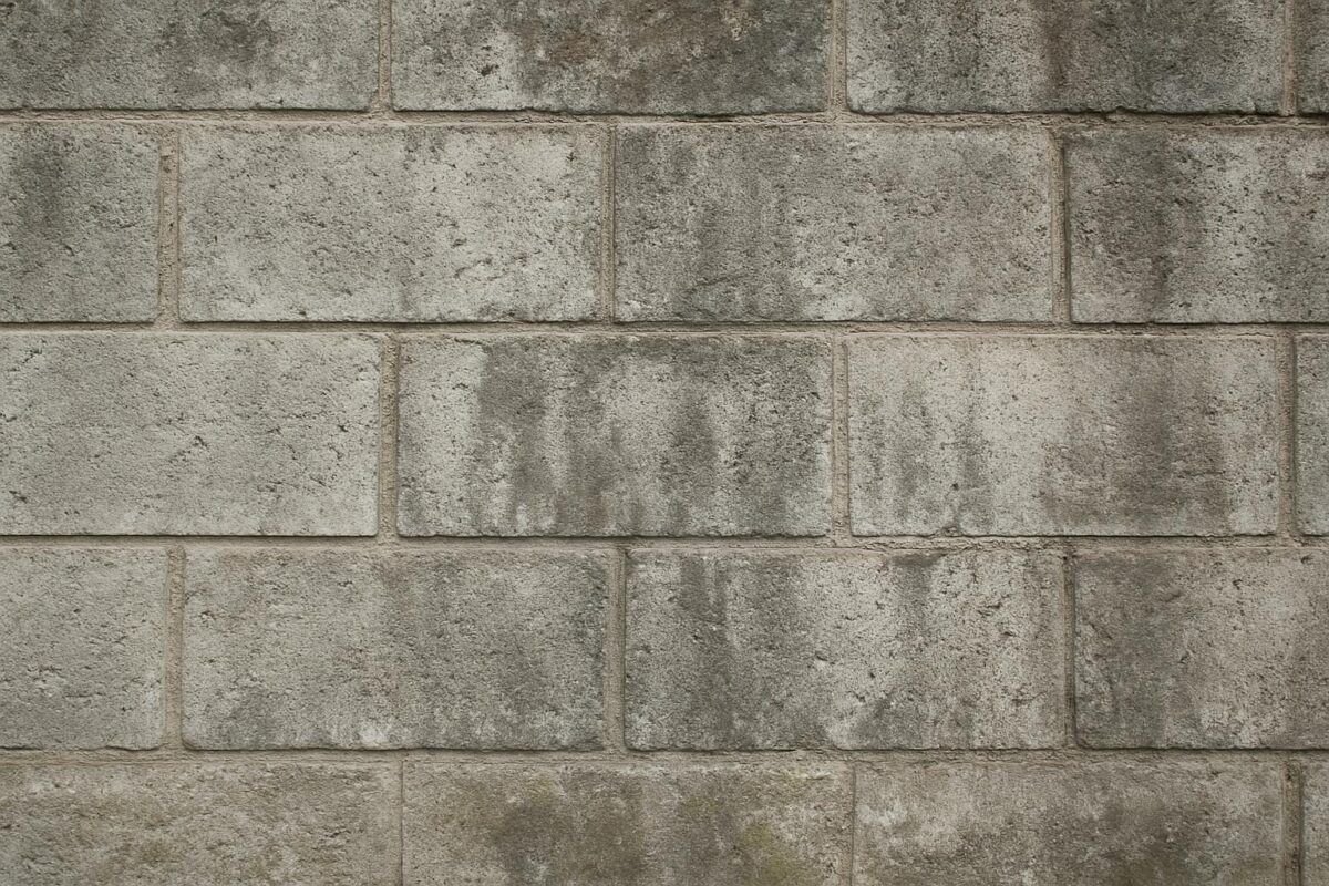 pared exterior de block de concreto con textura y signos de desgaste